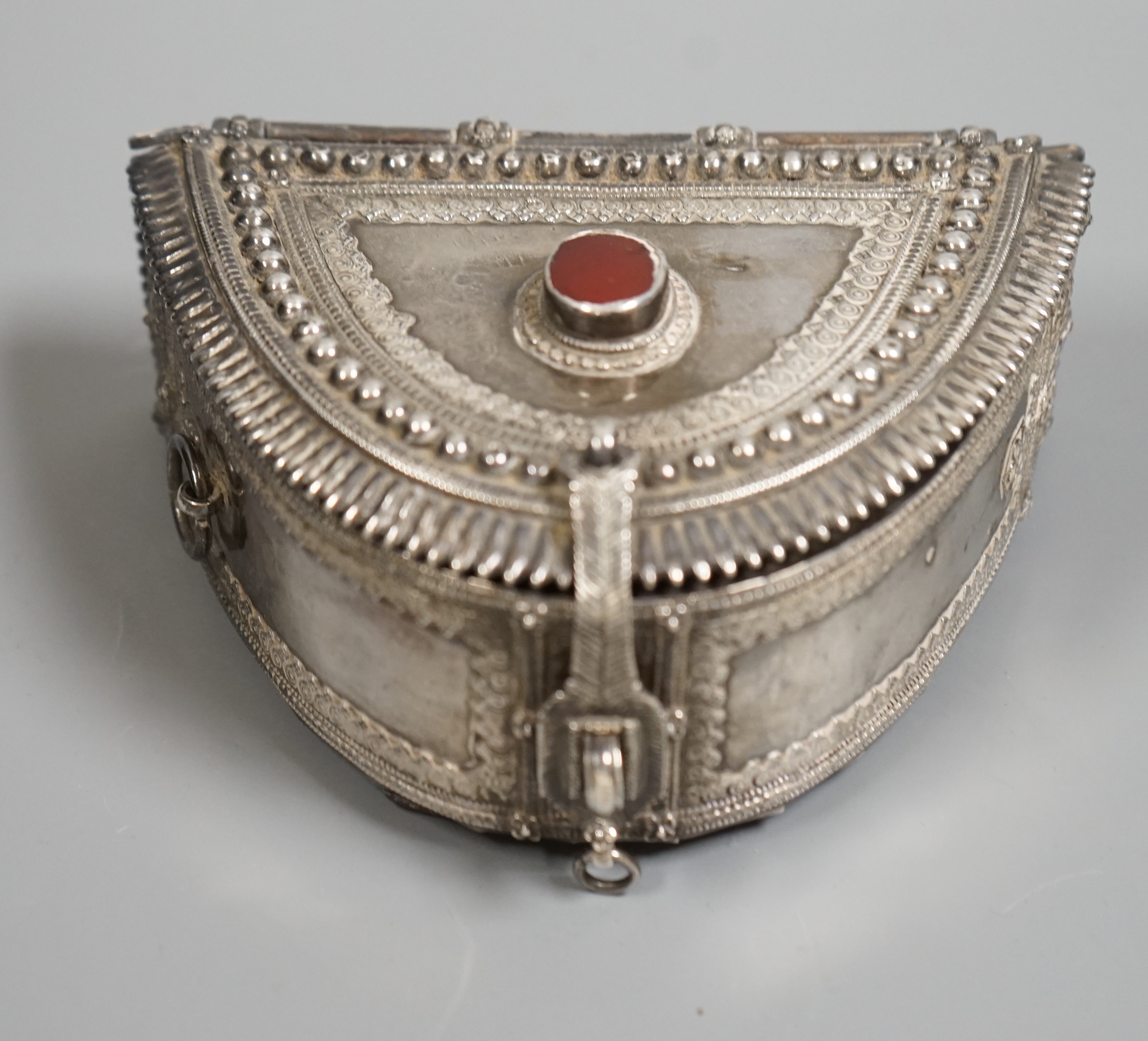 A Yemeni white metal and leather belt purse, early 20th century, 12.5cm wide - Image 4 of 4