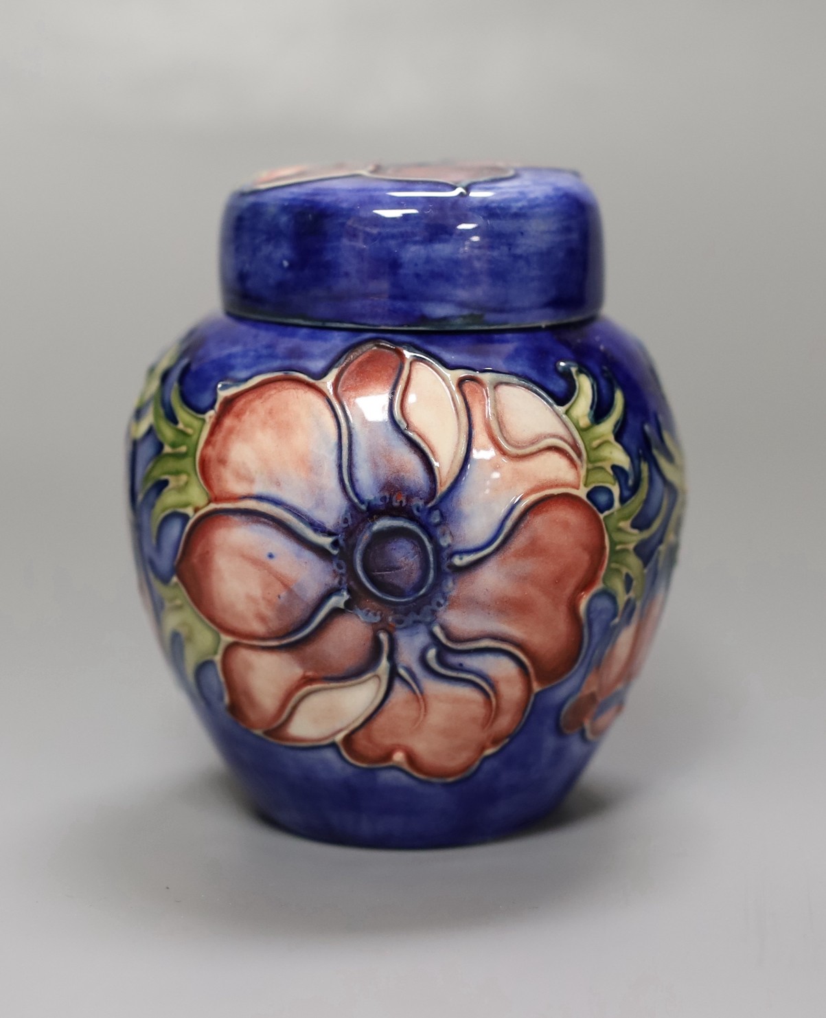 A small Moorcroft anenome ginger jar and cover, 10cm - Image 2 of 5