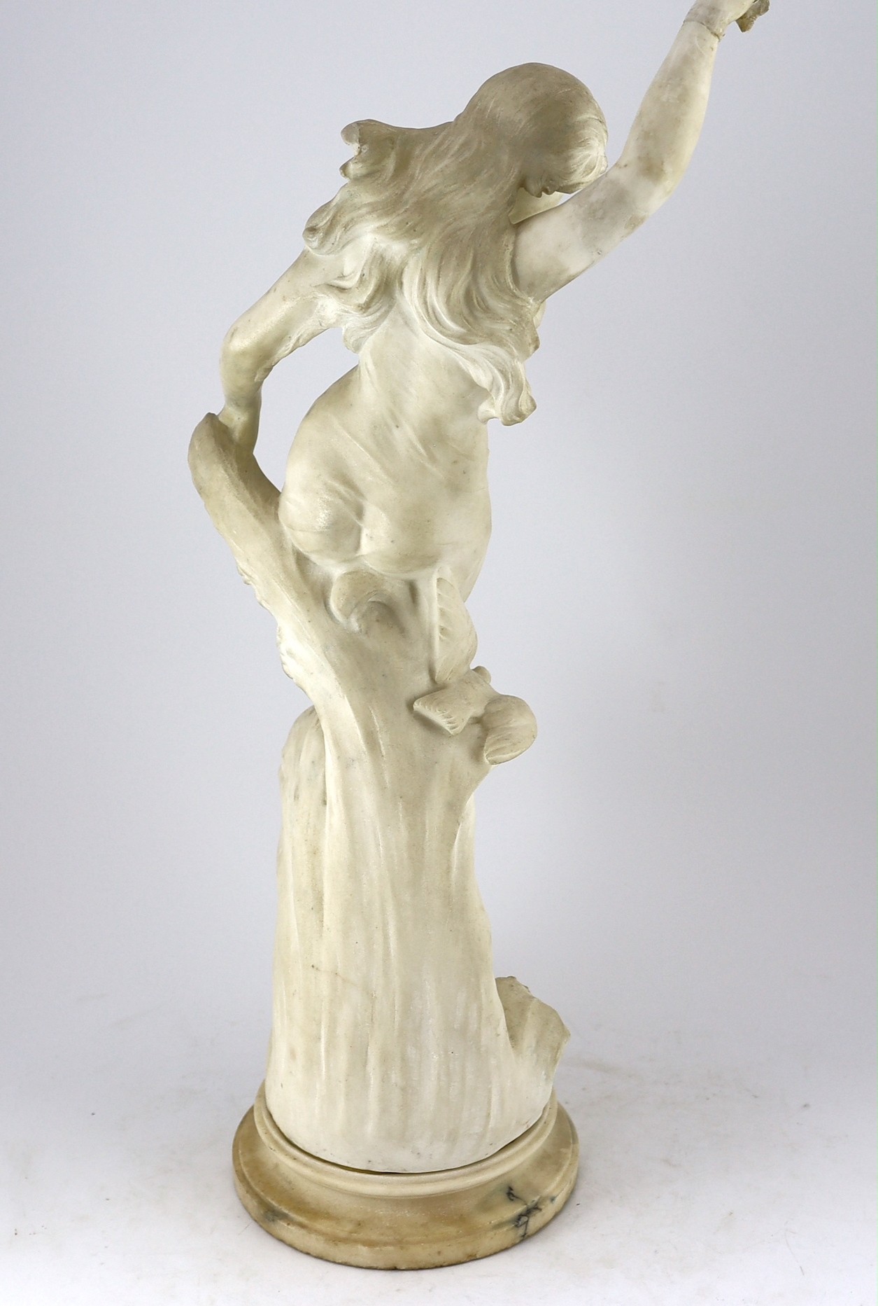 An early 20th century Continental carved white marble figure of a sea nymph riding the waves with - Bild 7 aus 8
