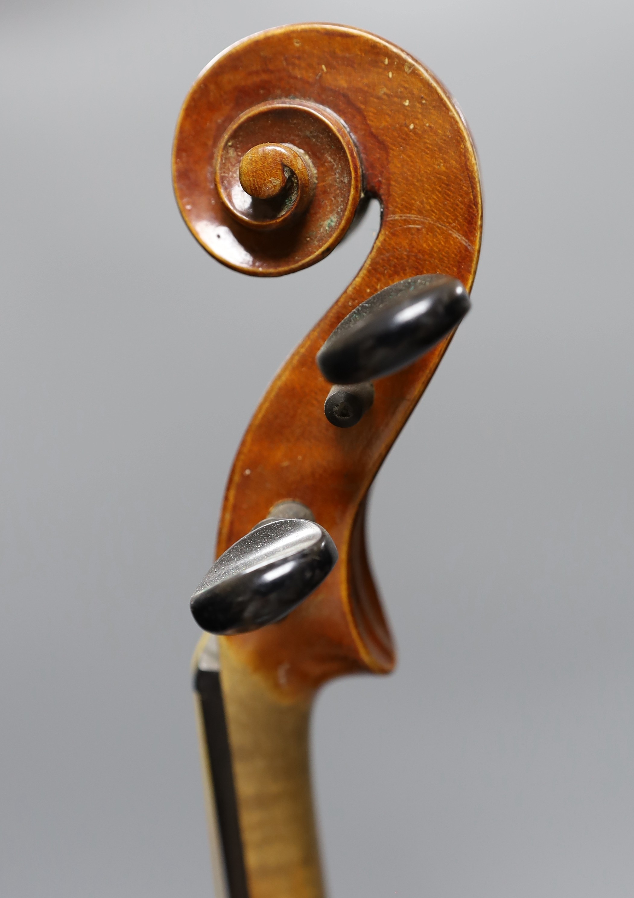 An early 20th century cased violin, length of back 36 cm - Image 7 of 8