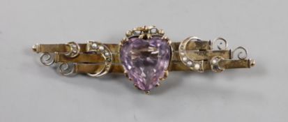 An early 20th century 9ct gold, heart shaped amethyst and seed pearl set bar brooch, 59mm, gross