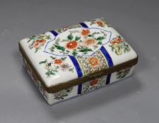A Chinese famille verte box and cover, c.1900, 14cm wide