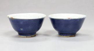 A pair of 18th century Chinese blue glazed cups, 3.5cm tall