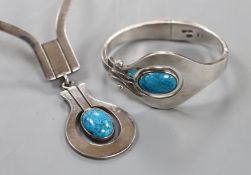 A stylish 20th century Mexican 925 and turquoise set pendant necklace and matching bracelet, gross