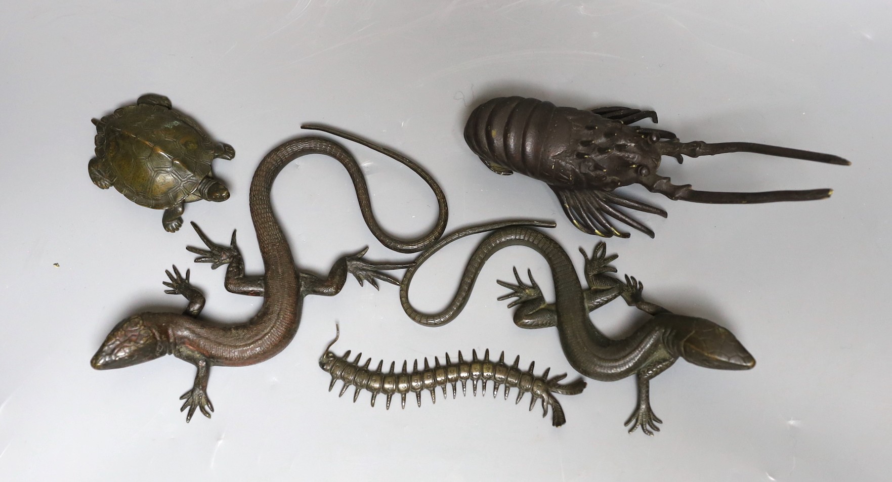 A group of bronze figures of two lizards, a centipede, a tortoise, and a crayfish, latter 16cm - Bild 2 aus 2