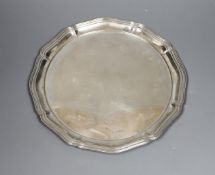 A late Victorian silver salver, Atkin Brothers, Sheffield, 1900, 25.7cm, 14.5oz.