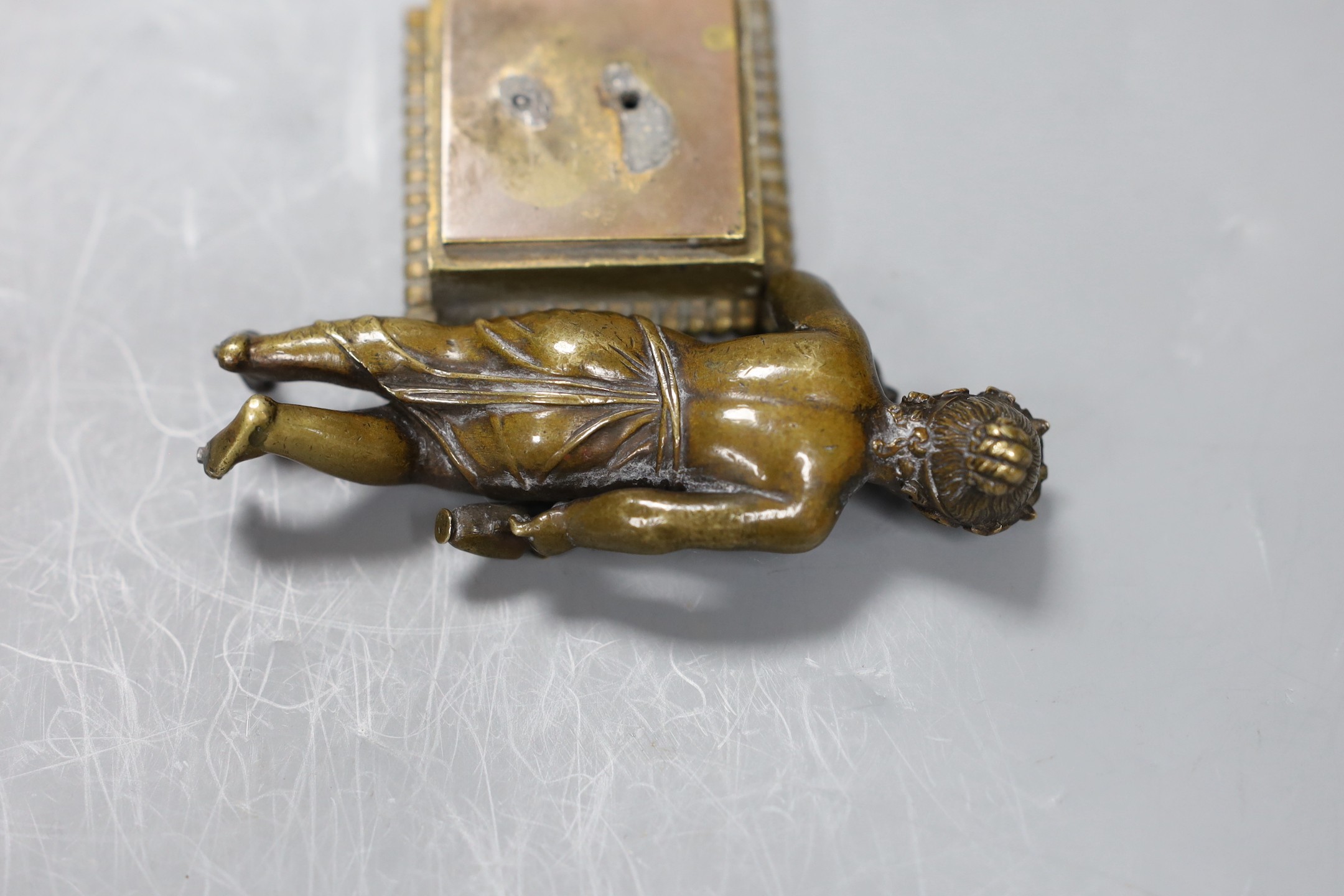A 19th century Grand Tour souvenir bronze figure a Bacchanlian putti, 9cms high, - Bild 2 aus 3