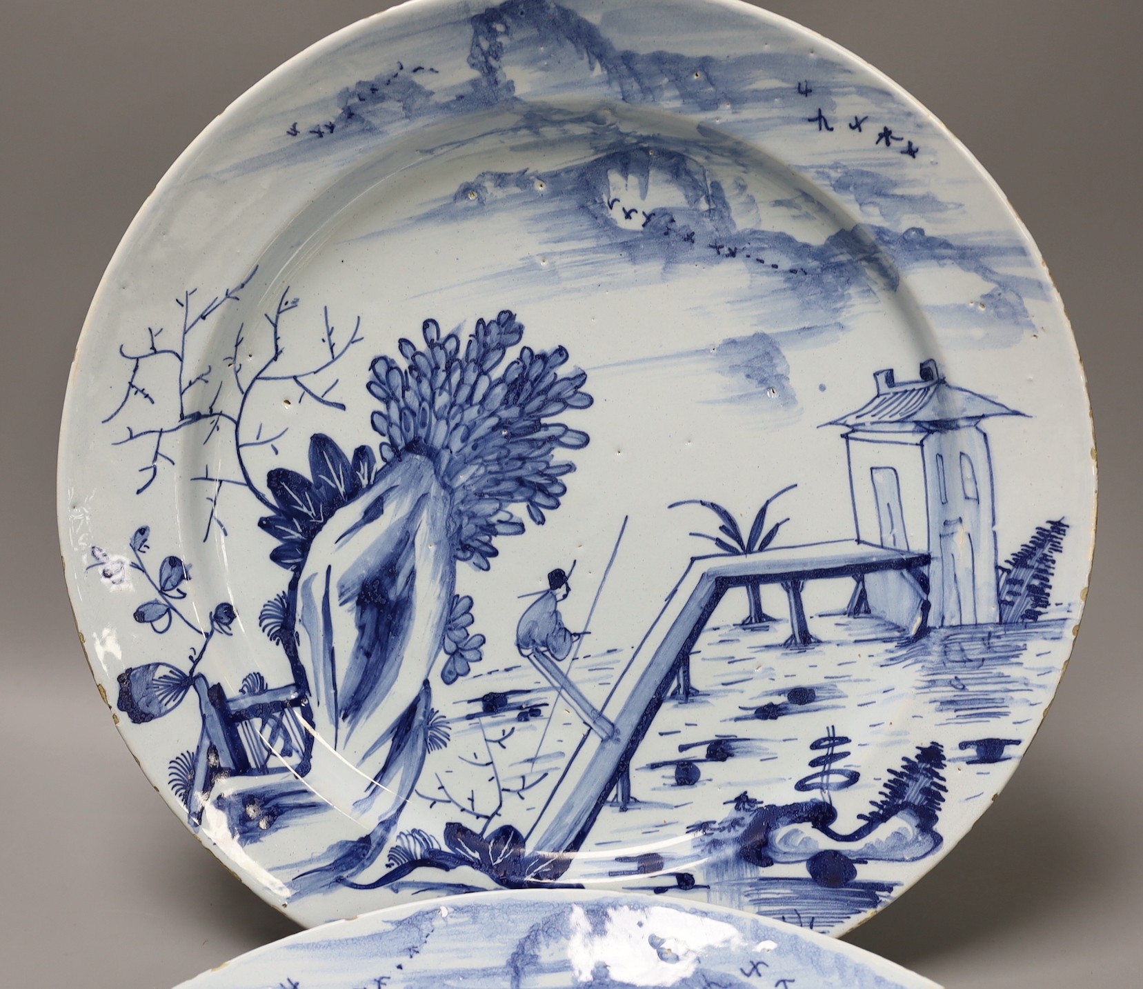 A pair of mid 18th century Delft blue and white chargers, 33.5cm diameter - Image 3 of 5