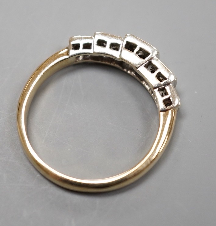 A yellow metal and graduated illusion set five stone diamond half hoop ring, size M/N, gross - Image 5 of 5