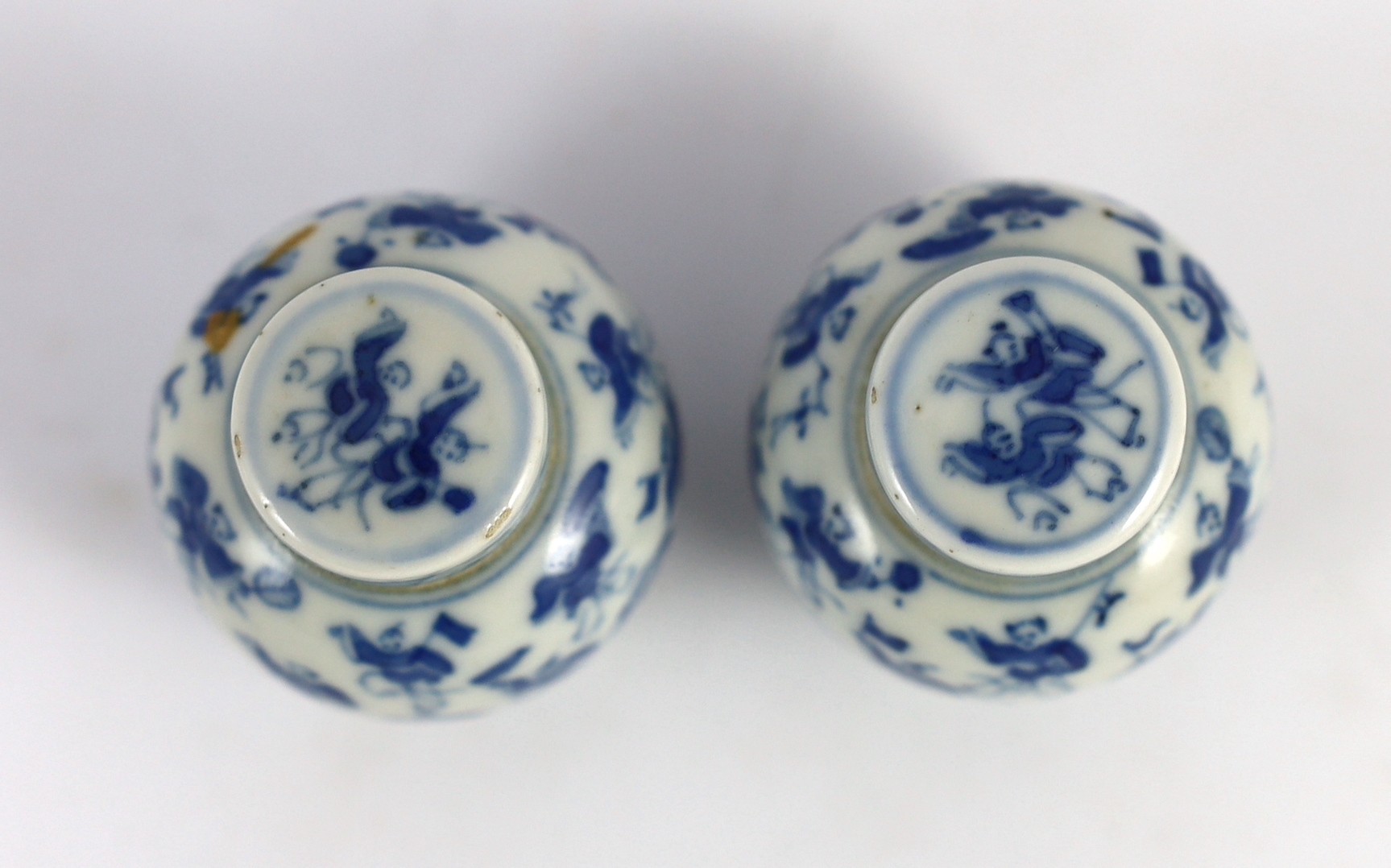 A pair of 19th century Chinese blue and white boys miniature jars and covers, 5.5 cm high - Image 3 of 5