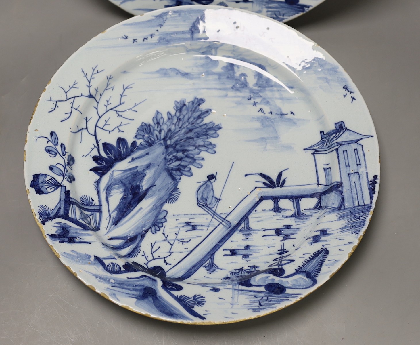 A pair of mid 18th century Delft blue and white chargers, 33.5cm diameter - Image 2 of 5