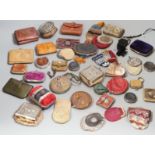 Mixed collection of mainly 19th century leather purses of various sizes and shapes, including two