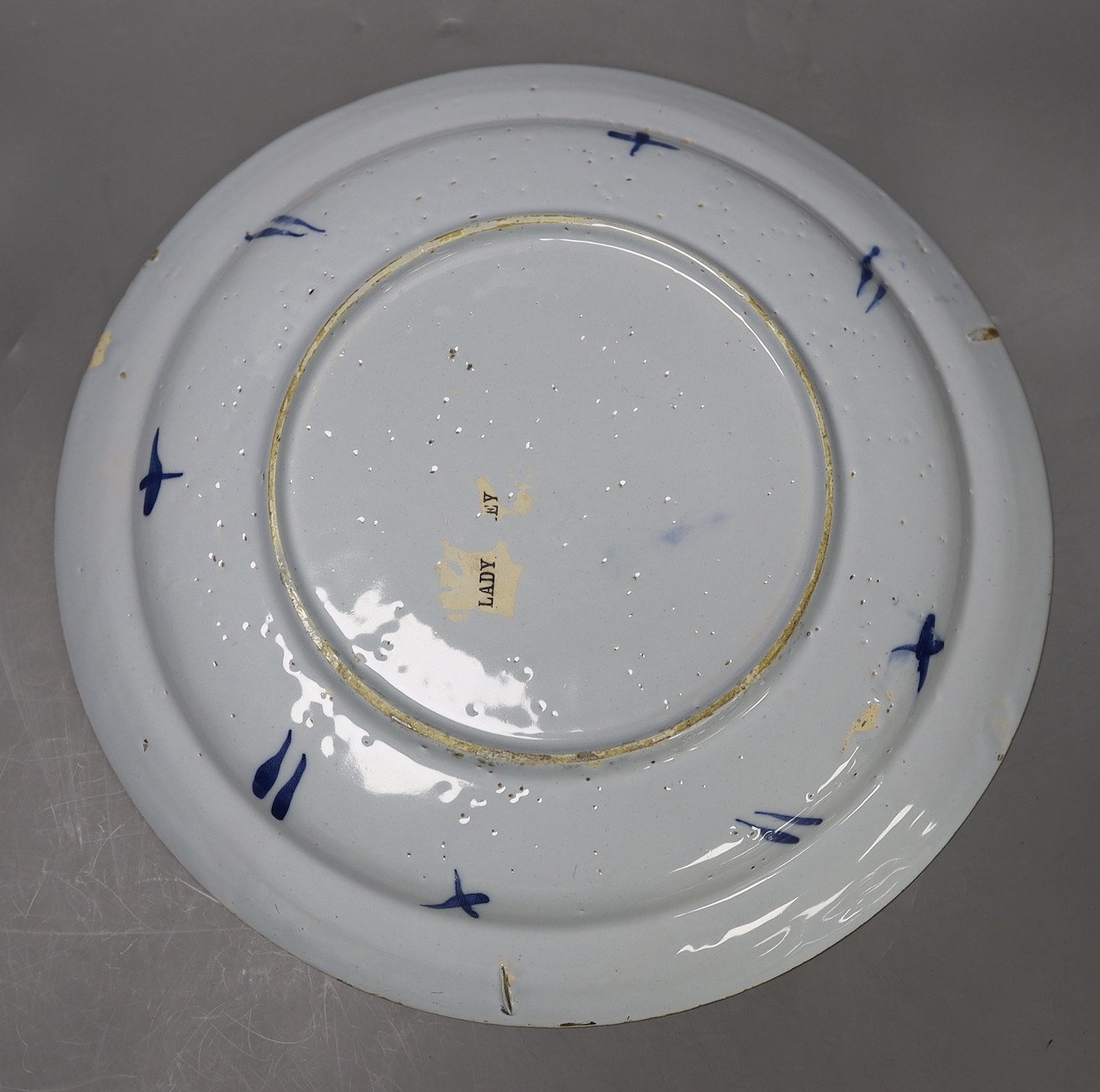 A pair of mid 18th century Delft blue and white chargers, 33.5cm diameter - Image 5 of 5