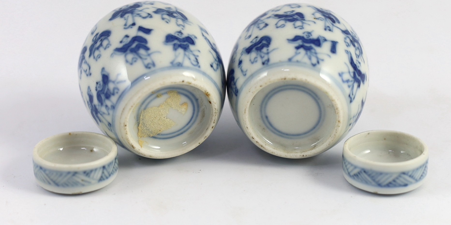 A pair of 19th century Chinese blue and white boys miniature jars and covers, 5.5 cm high - Image 5 of 5