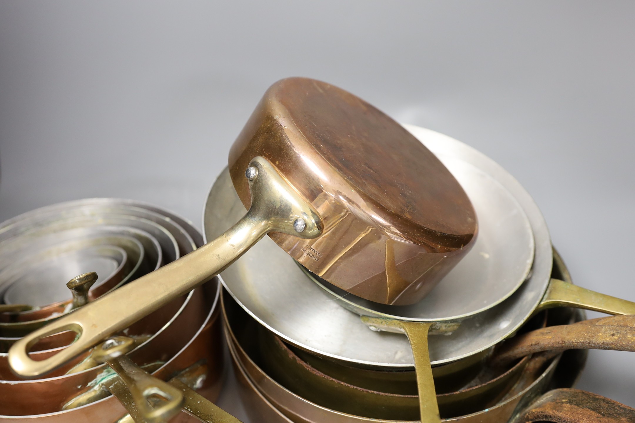 Batterie de cuisine, A collection of graduated French copper pots and pans - Image 3 of 3
