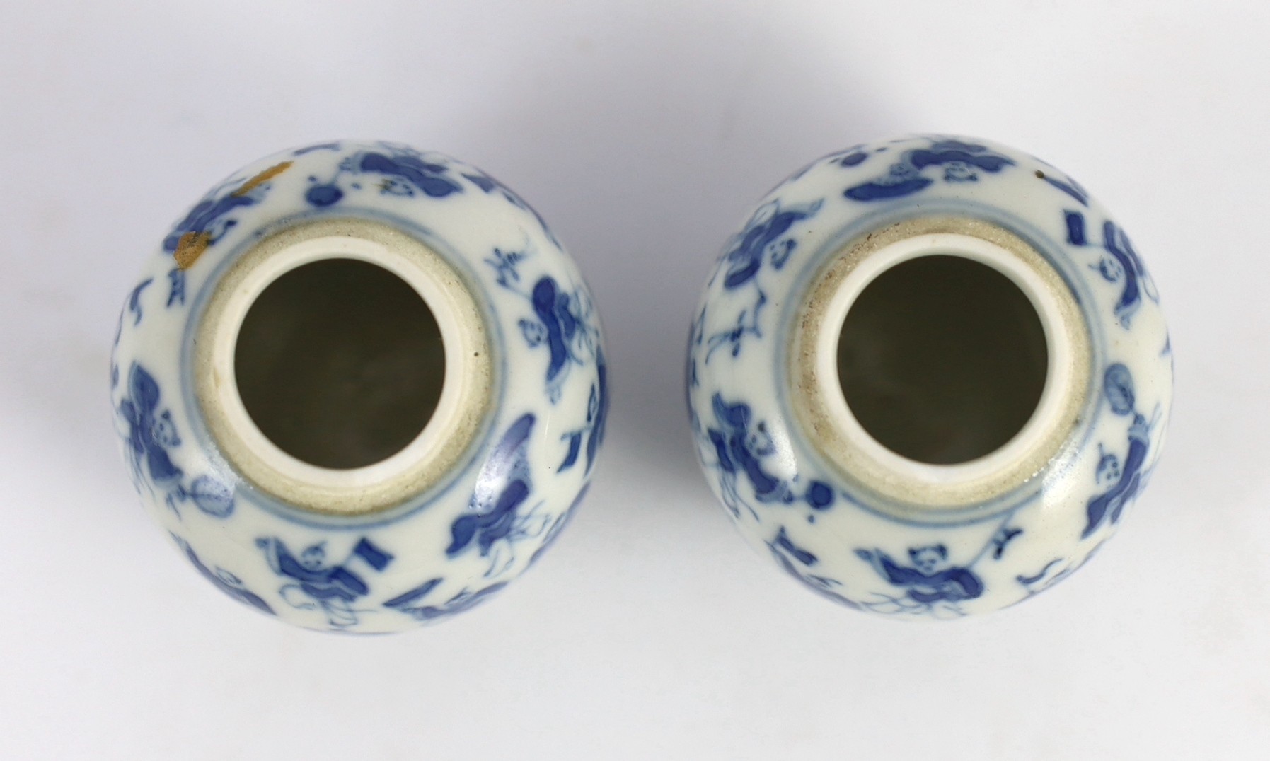 A pair of 19th century Chinese blue and white boys miniature jars and covers, 5.5 cm high - Image 4 of 5