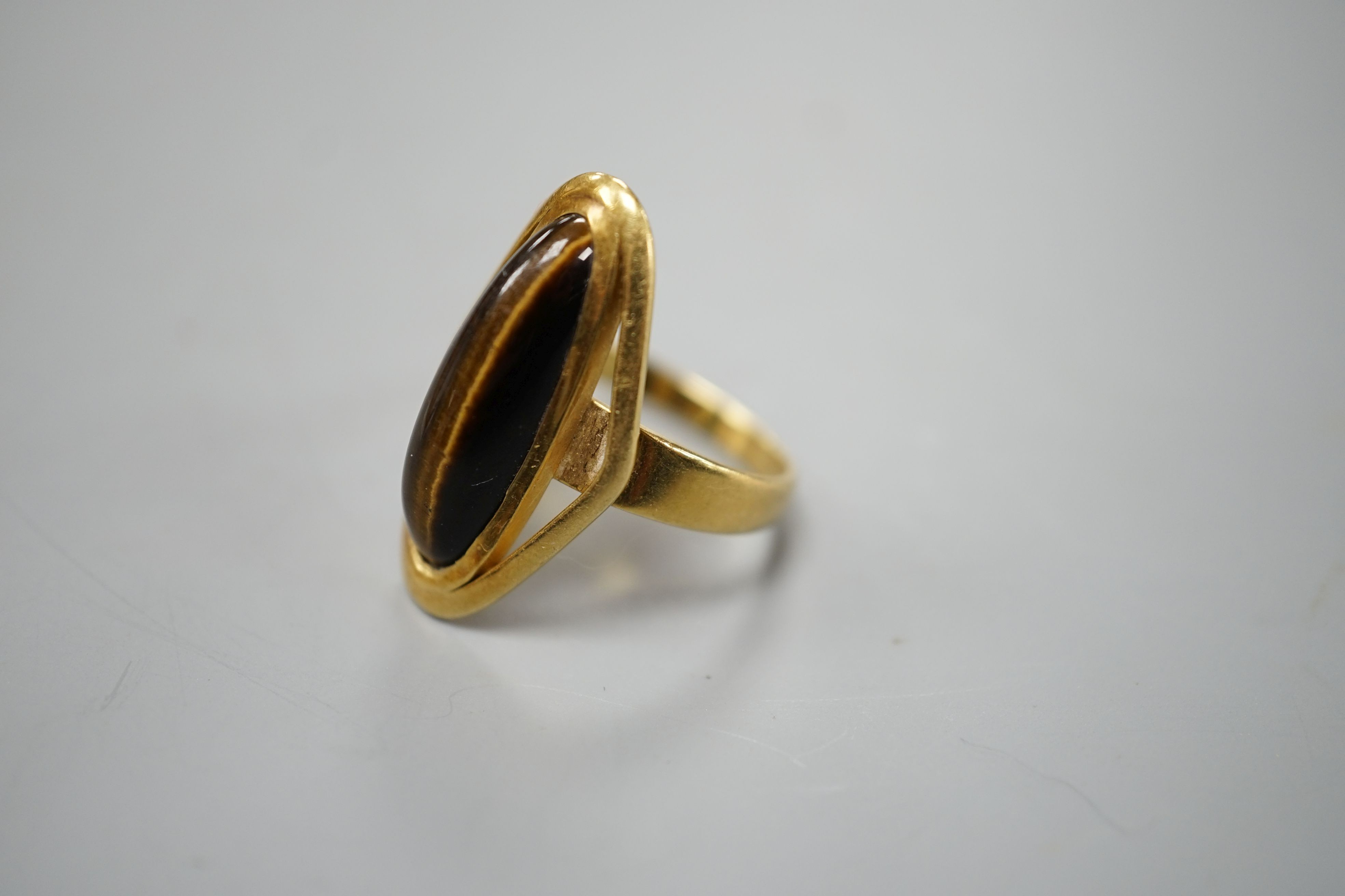 An 18ct gold and tiger's eye dress ring, size P, gross 6.2 grams - Image 3 of 4