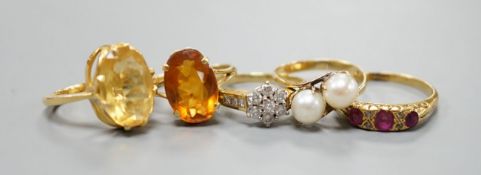 Five assorted gold and gold coloured metal dress rings, comprising a two stone cultured pearl