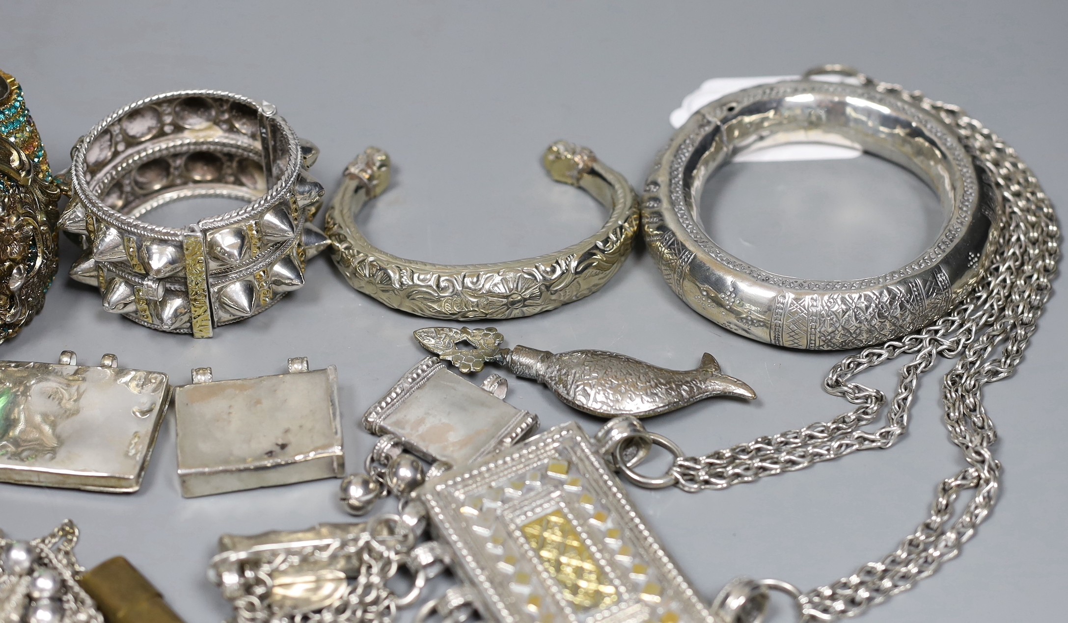 A small group of Middle Eastern mainly white metal jewellery, including bangles, bracelets and an - Image 5 of 5