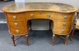 An Edwardian inlaid satinwood kidney shaped kneehole writing desk, width 138cm, depth 71cm, height