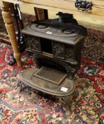 A small Victorian cast iron stove, width 40cm, height 47cm