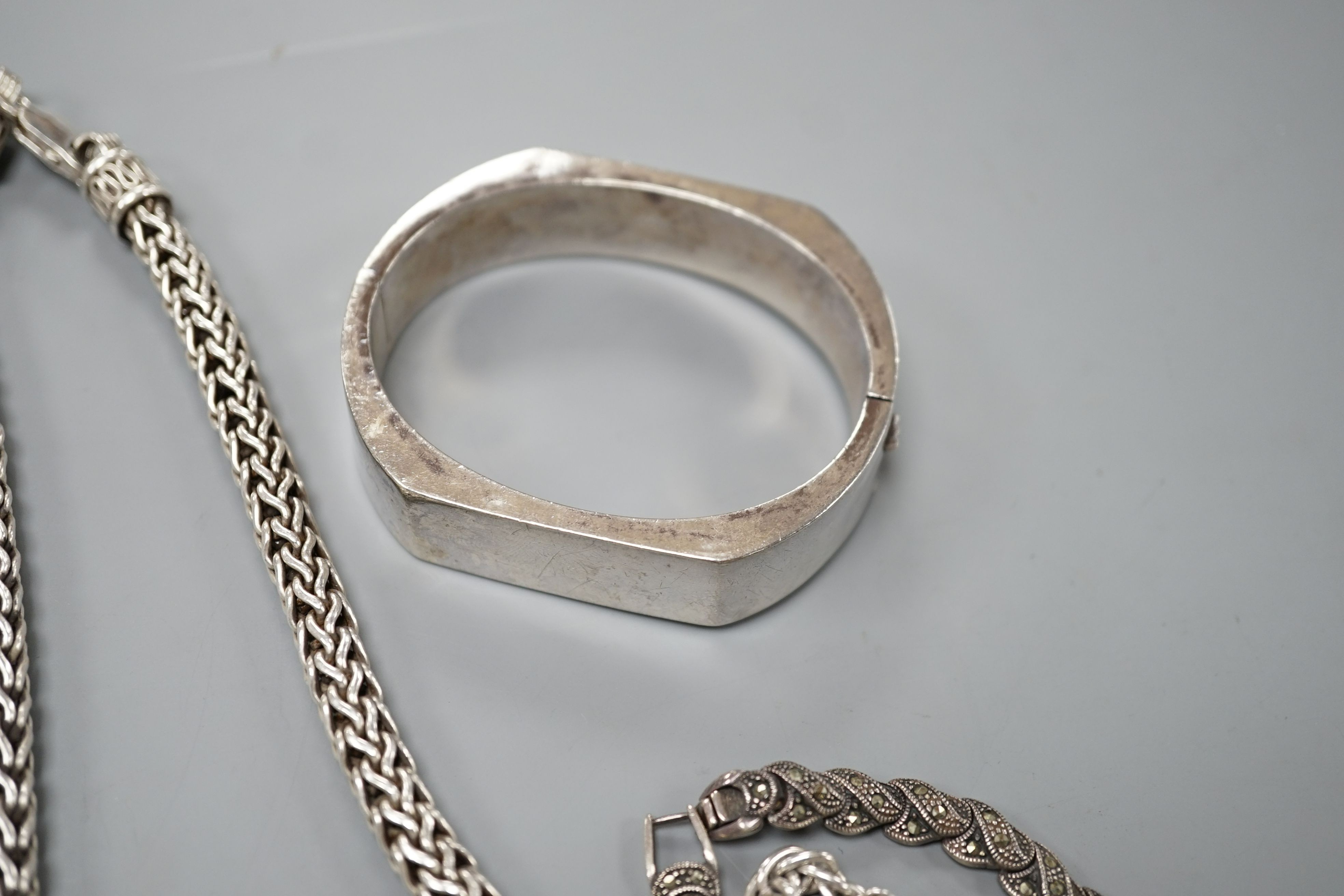 Assorted white metal jewellery including oval locket on albertina, 925 necklace and bracelet, - Image 6 of 6