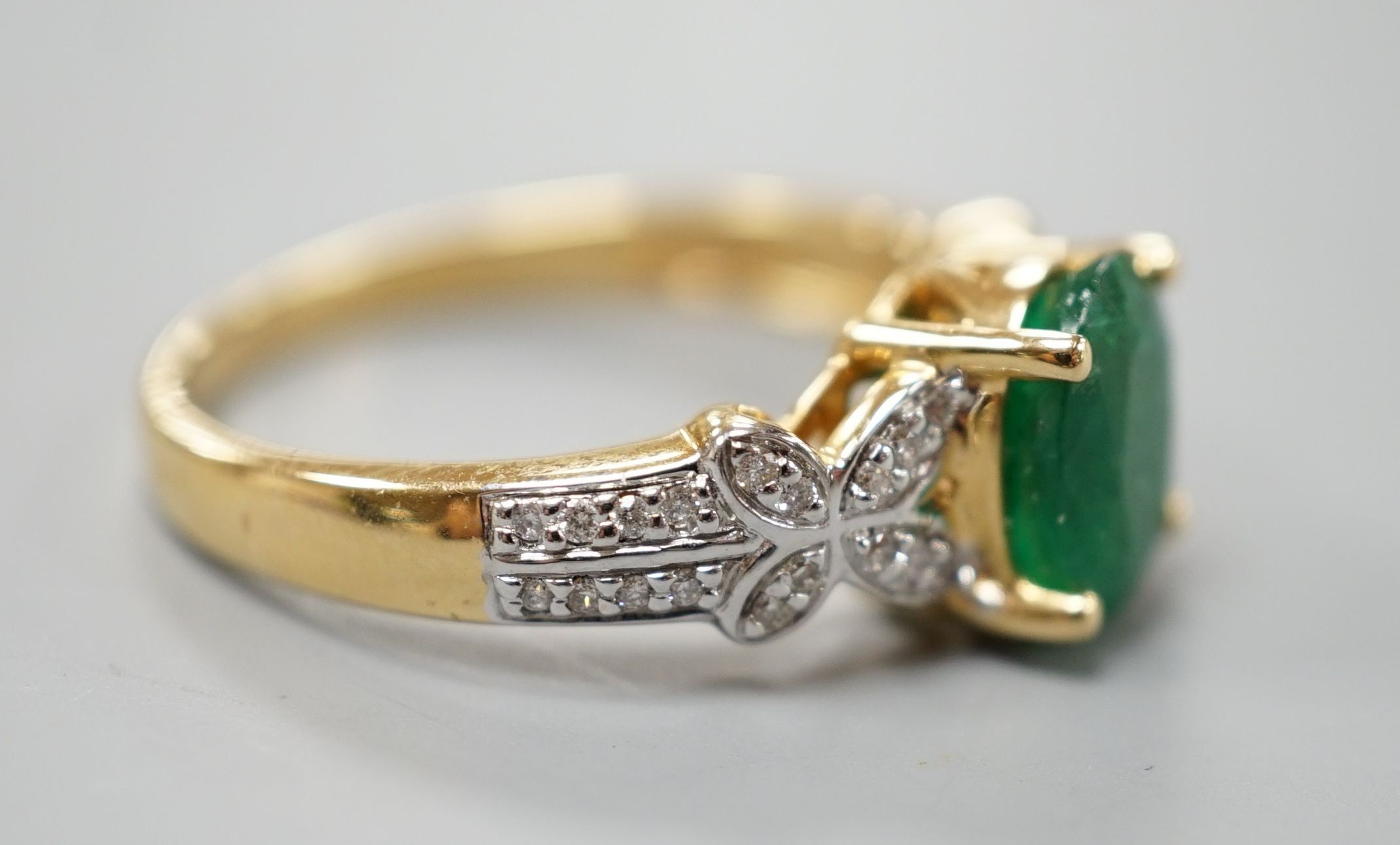 A modern 18ct gold and single stone emerald set dress ring, with diamond chip set shoulders, size R, - Image 3 of 4
