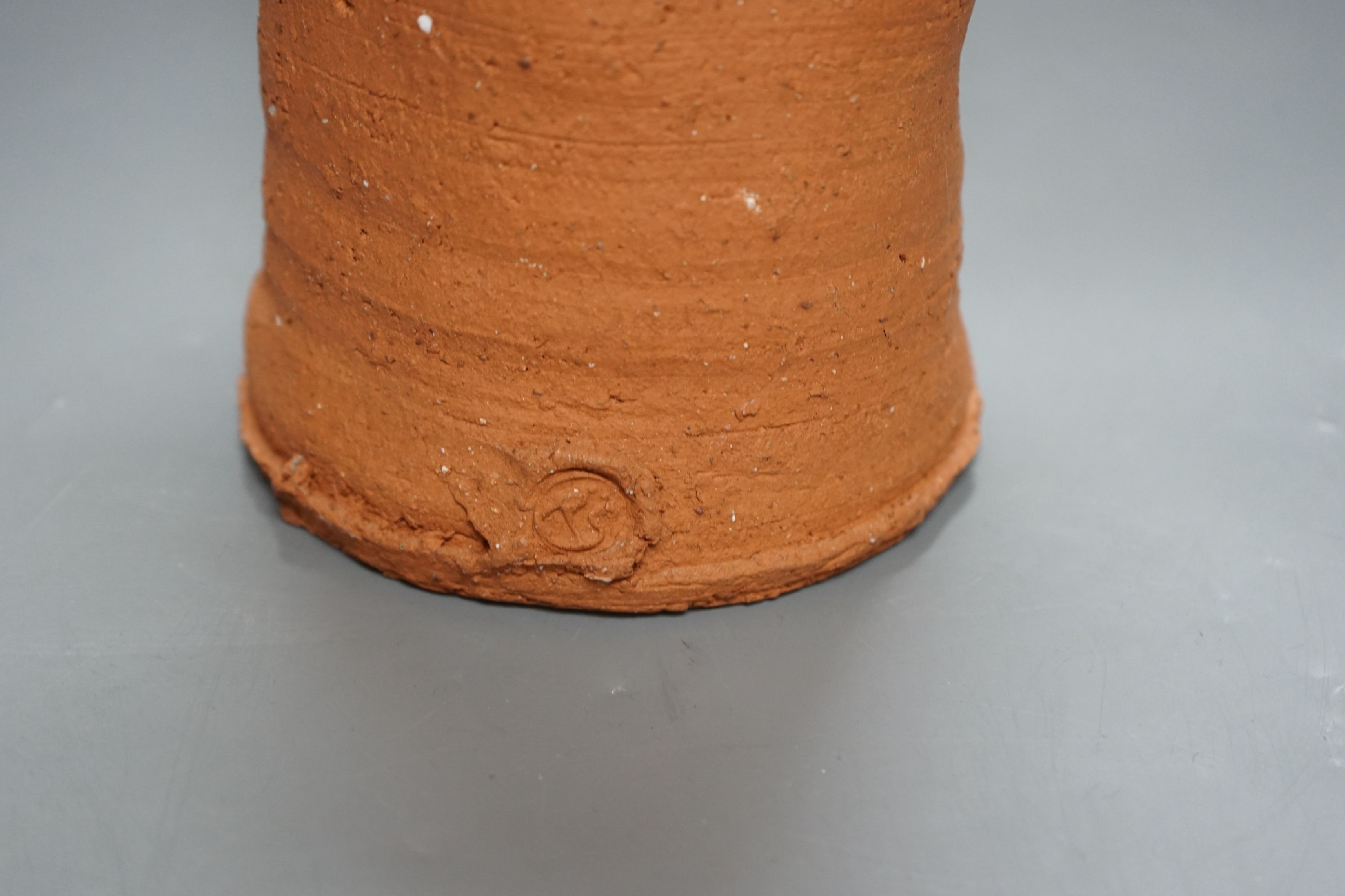 Peter Smith, a thrown terracotta cylindrical vessel with white glaze to the interior and brown - Image 6 of 7