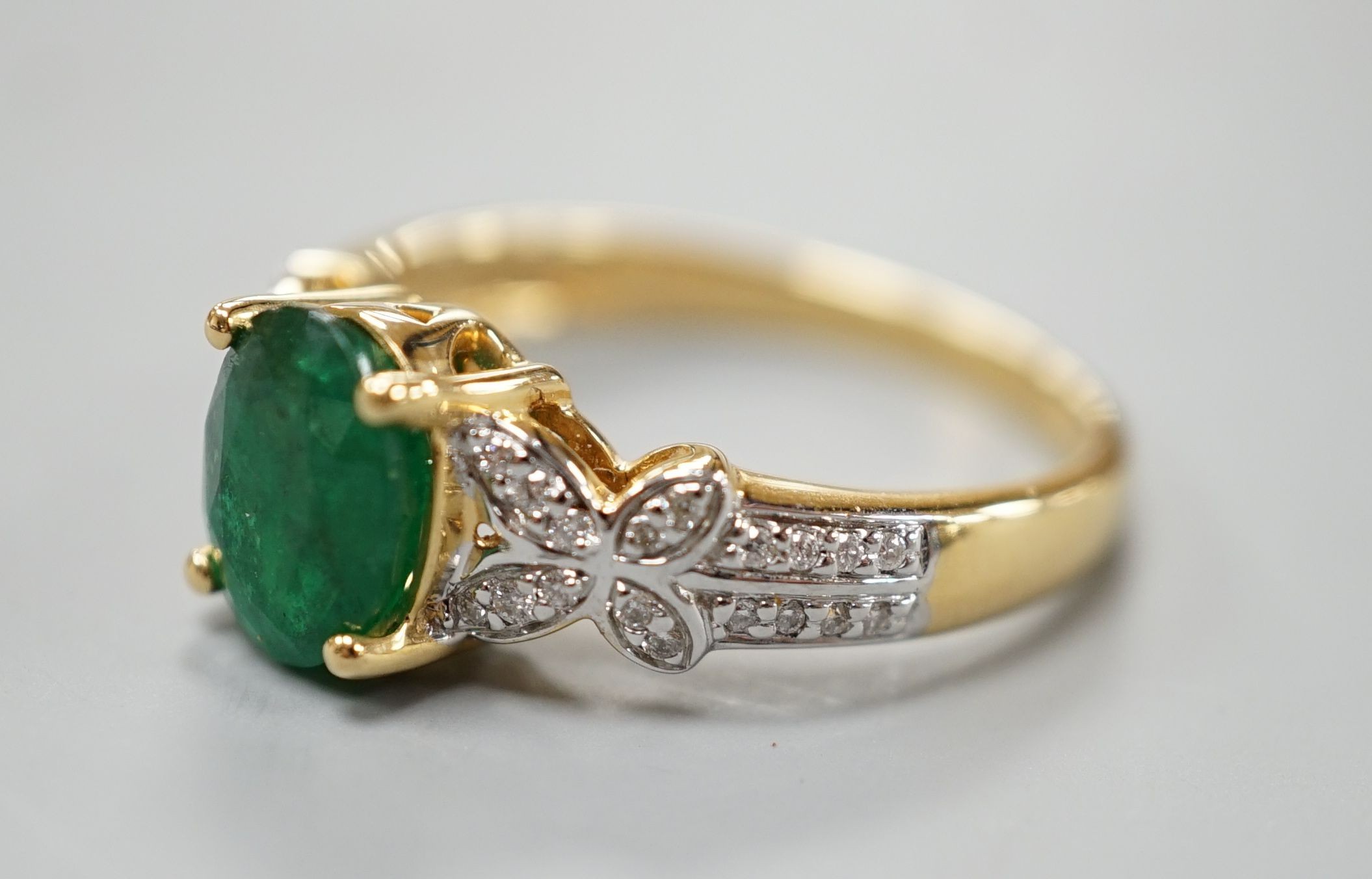 A modern 18ct gold and single stone emerald set dress ring, with diamond chip set shoulders, size R, - Image 2 of 4