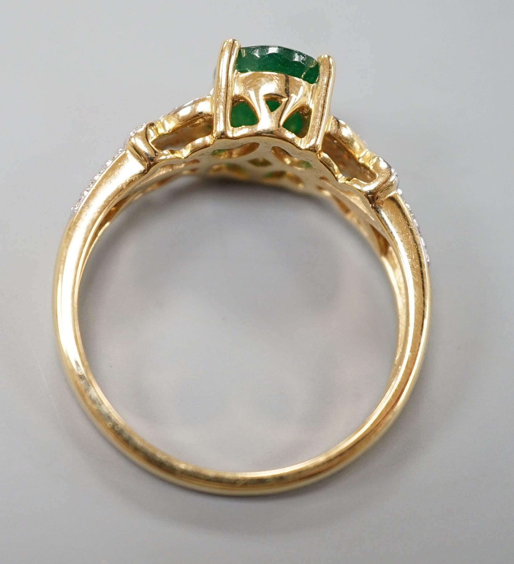 A modern 18ct gold and single stone emerald set dress ring, with diamond chip set shoulders, size R, - Image 4 of 4