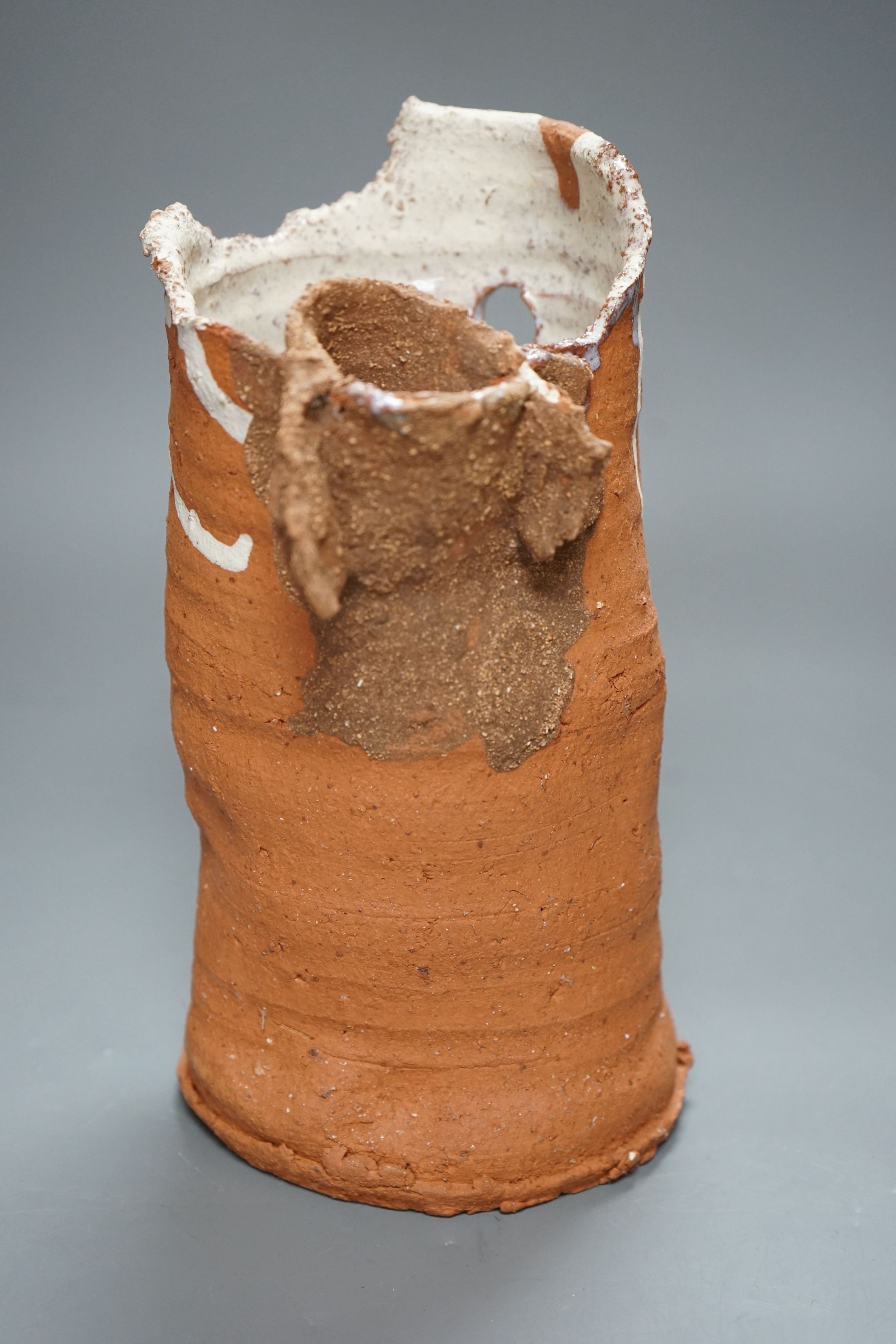 Peter Smith, a thrown terracotta cylindrical vessel with white glaze to the interior and brown - Image 4 of 7