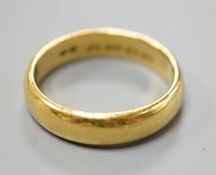 A George V 22ct gold wedding band, size R/S, 8.5 grams.