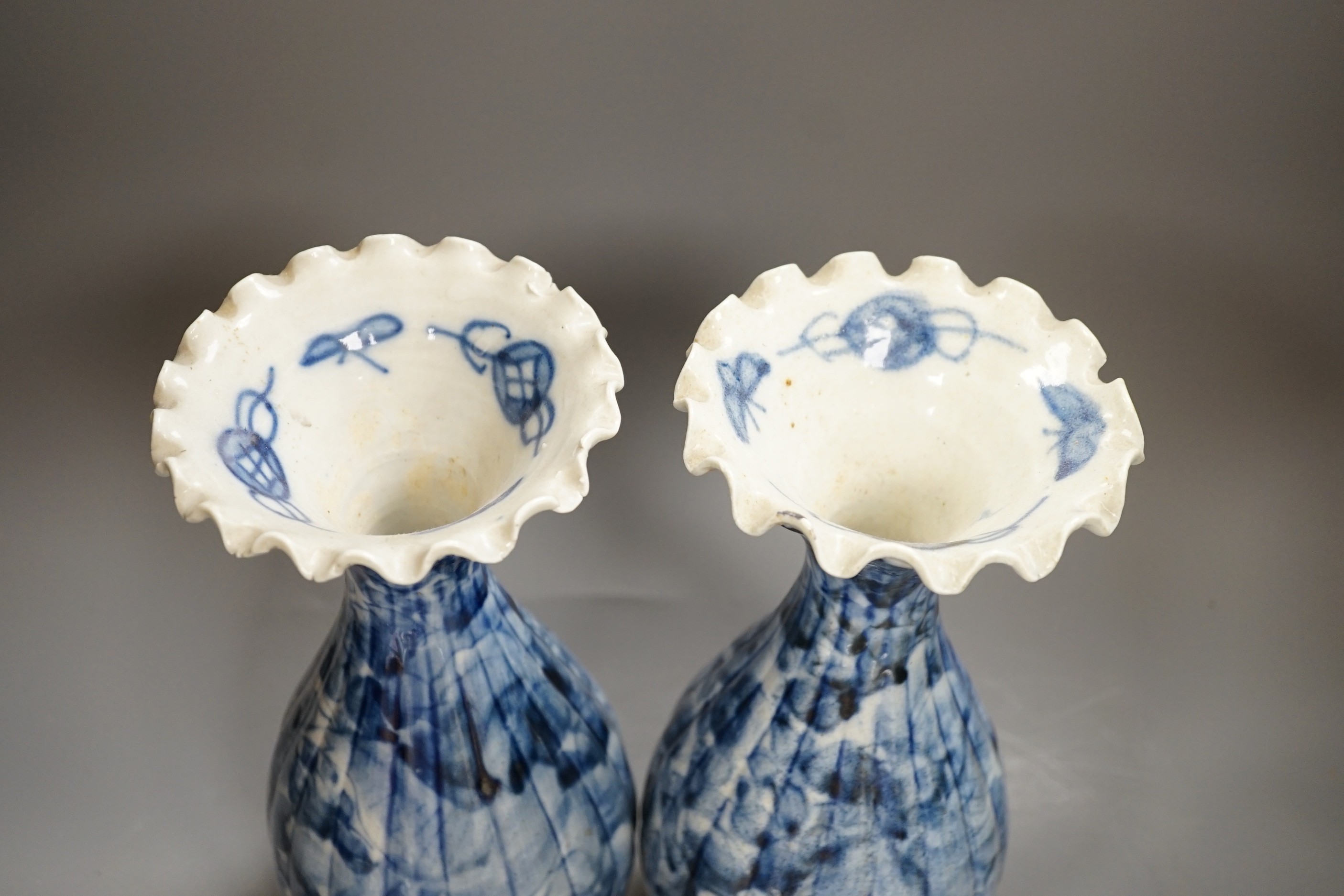 A pair of early 20th century Japanese fluted blue and white flared rim vases, 31.5cm - Image 5 of 6