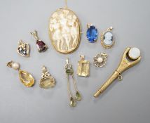 Mixed jewellery including a 9ct mounted oval cameo shell brooch, 42mm, seven assorted yellow metal