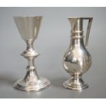 A boxed Edwardian silver two piece communion set, Jones & Willis Ltd, London, 1905, chalice 10.1cm.