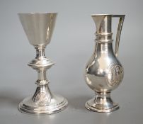 A boxed Edwardian silver two piece communion set, Jones & Willis Ltd, London, 1905, chalice 10.1cm.