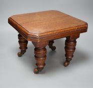 A late Victorian mahogany miniature extending table, possibly an apprentice piece, 24cms high.