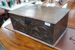 A late 17th/early 18th century oak bible box, length 60cm, depth 37cm, height 26cm