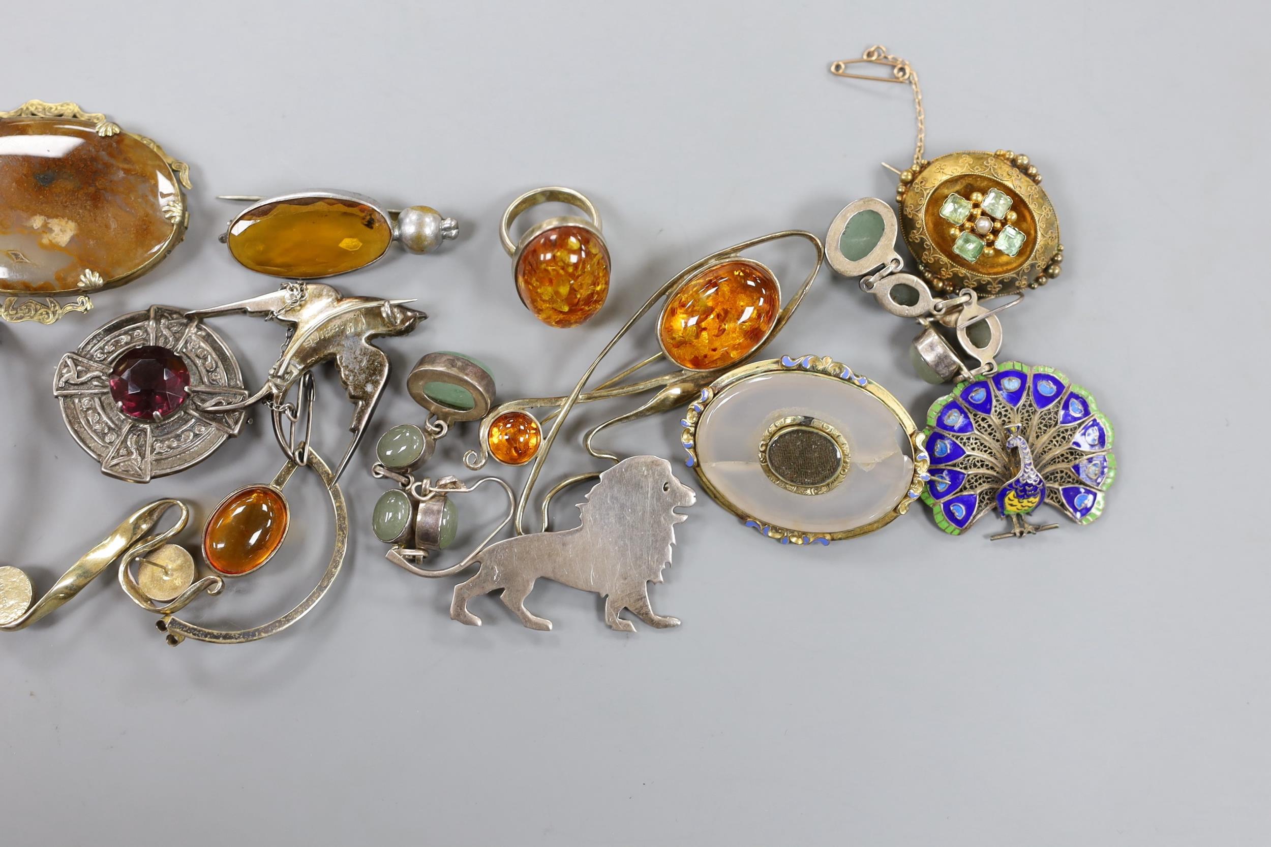 A mixed group of jewellery including a Victorian yellow metal and gem set oval brooch, a filigree - Image 5 of 5