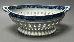An early 19th century blue and white pearlware oval basket. 28.5cm wide