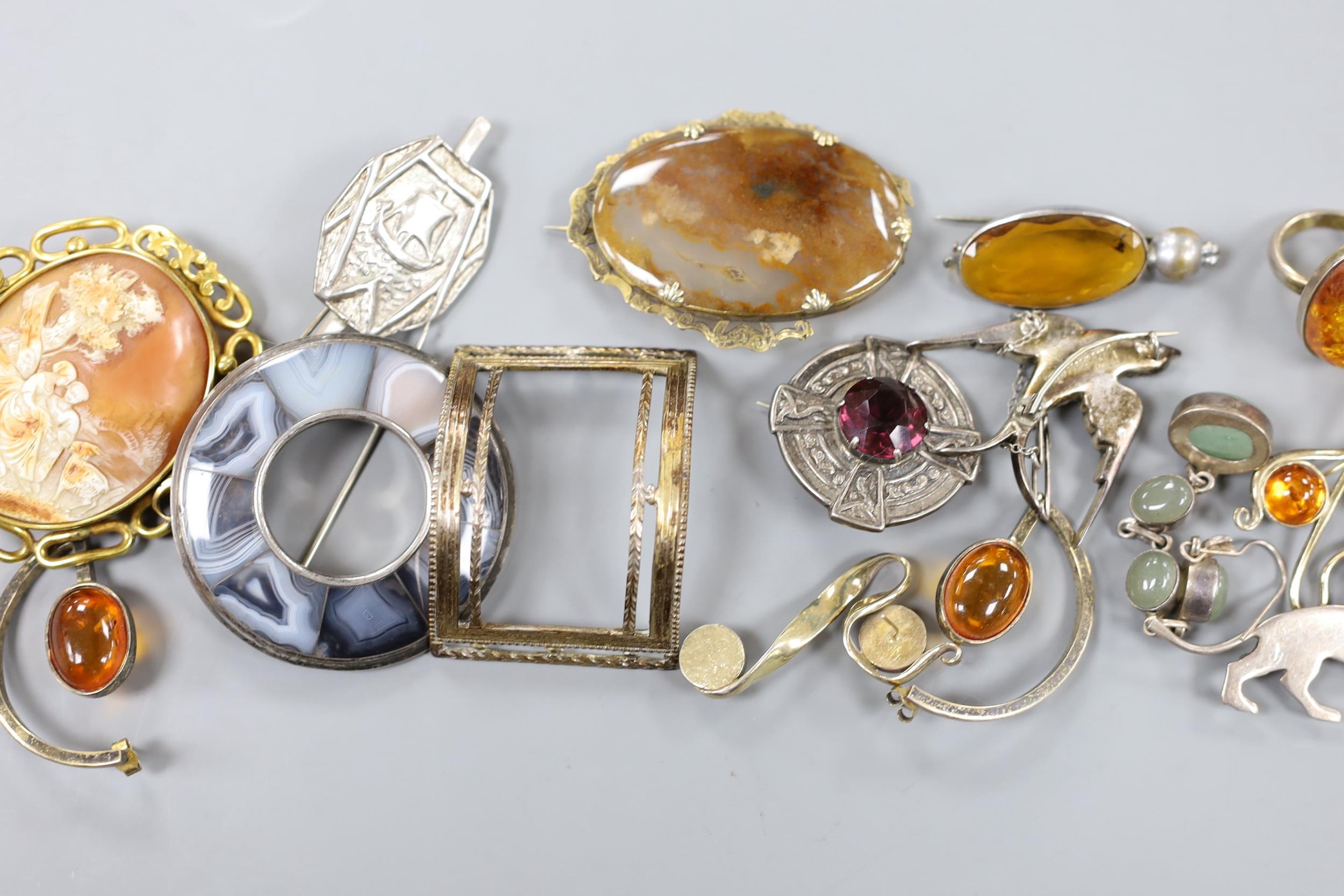 A mixed group of jewellery including a Victorian yellow metal and gem set oval brooch, a filigree - Image 4 of 5