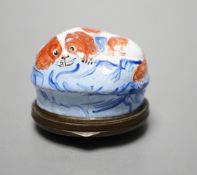A Late 18th century South Staffordshire enamel patch box, 3.9cm, modelled as a spaniel recumbent