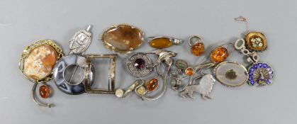 A mixed group of jewellery including a Victorian yellow metal and gem set oval brooch, a filigree