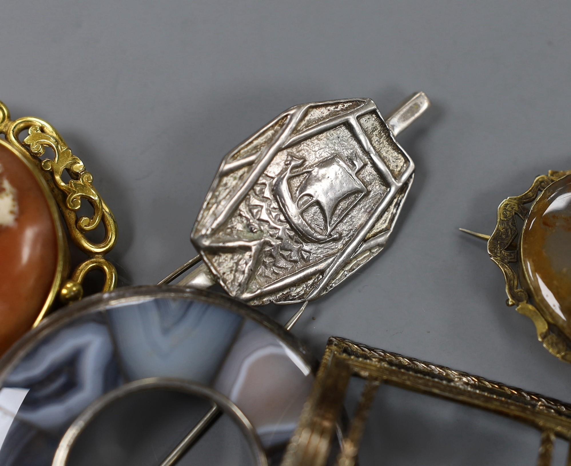 A mixed group of jewellery including a Victorian yellow metal and gem set oval brooch, a filigree - Image 3 of 5