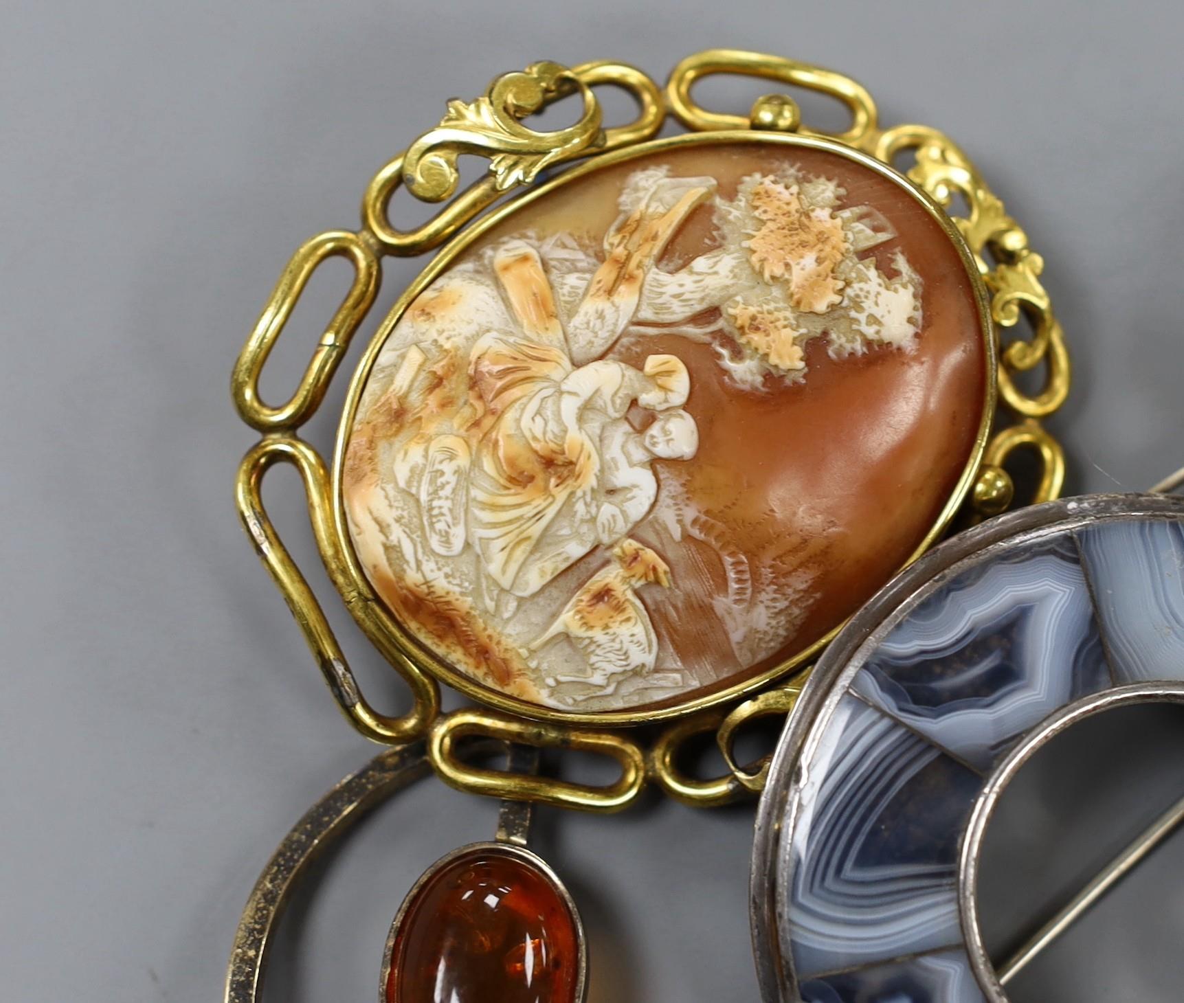 A mixed group of jewellery including a Victorian yellow metal and gem set oval brooch, a filigree - Image 2 of 5