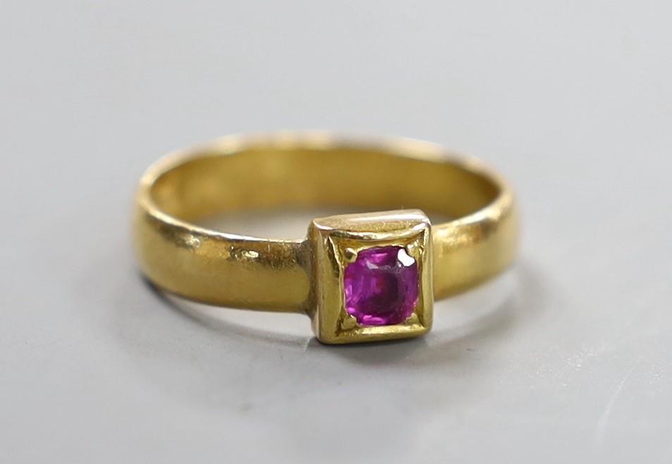 A Victorian 22ct gold and single stone gypsy set ruby ring, size M, gross weight 3.9 grams.