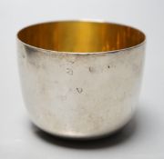 A Victorian silver tumbler cup, by Daniel & Charles Houle, London, 1881, height 66mm, 184 grams.