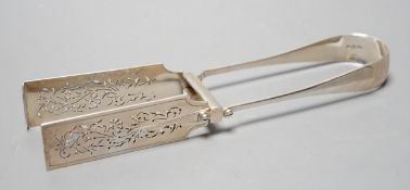 A pair of late Victorian silver rat tail pattern asparagus tongs, Lambert & Co, London, 1893, 24.