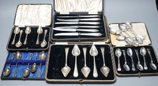 A case set of six George V silver Kings pattern coffee spoons, a cased set of six silver handled
