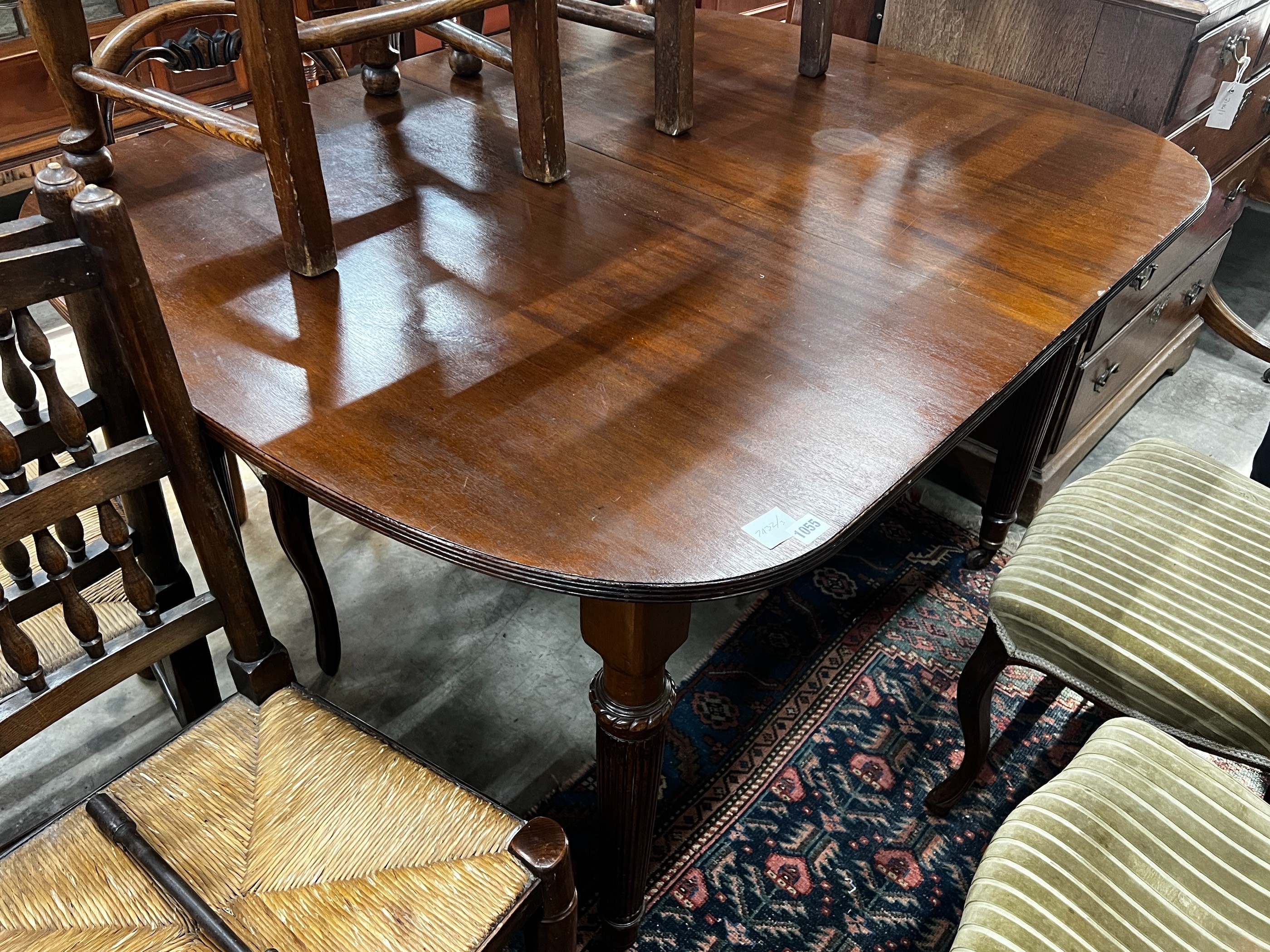 An Edwardian mahogany extending dining table, length 180cm extended, one spare leaf, width 107cm, - Image 2 of 4